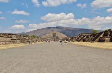 Meksika 'da antik bir şehir olan Teotihuacan, piramitlerin ve harabelerin manzarası