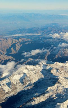 Bulutlardaki dağların güzel hava manzarası 
