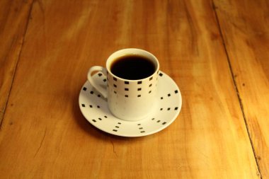 Ahşap arka planda bir fincan dolusu kahve manzarası