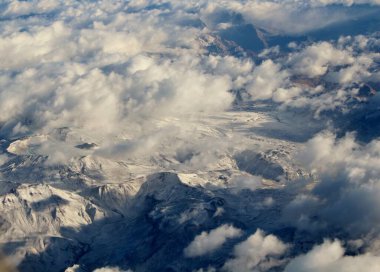 Bulutlardaki dağların güzel hava manzarası 