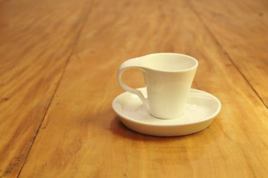 Boş bir kahve fincanını ahşap arka planda bir fincan üzerinde görmek