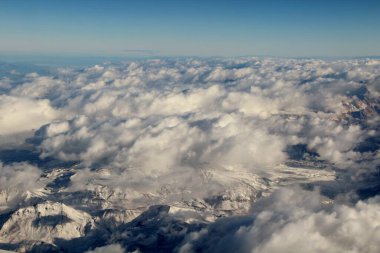 Bulutlardaki dağların güzel hava manzarası 