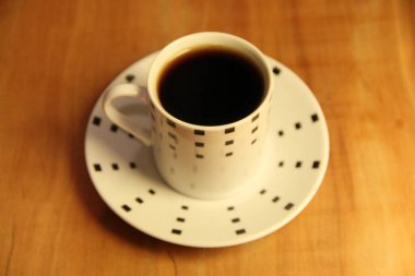 Ahşap arka planda bir fincan dolusu kahve manzarası