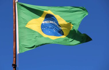 Gökyüzü arka planında Brezilya bayrağı