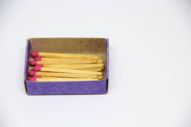 Beyaz arkaplanda kibrit kutusunda kibrit çöpleri