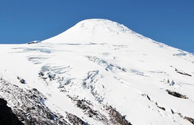 Karlı volkanın manzarası - Şili