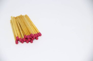 Beyaz arkaplanda kibrit çöpleri