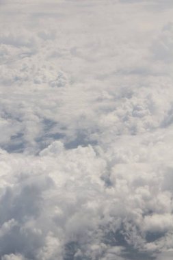 Mavi gökyüzünde beyaz bulutlar