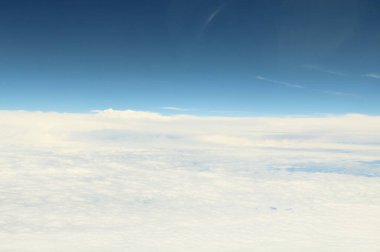 Mavi gökyüzünde beyaz bulutlar