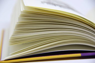 Açılmış kitabın masadaki yakın görüntüsü