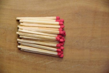 Tahta masa arkasında kibrit çöpleri