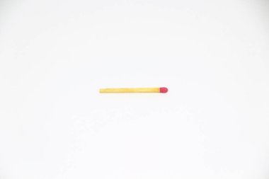 Beyaz arkaplanda tek kibrit çöpü