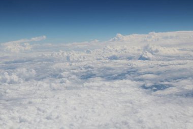 Mavi gökyüzünde beyaz bulutlar