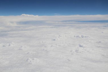 Mavi gökyüzünde beyaz bulutlar