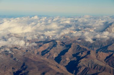 Bulutlardaki dağların güzel hava manzarası 
