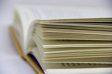 Açılmış kitabın masadaki yakın görüntüsü