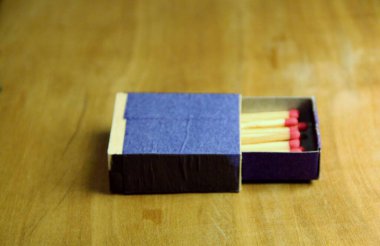 Tahta masa arkasında kibrit çöpleri