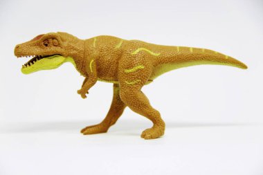 Beyaz arka planda izole edilmiş plastik dinozor oyuncağı