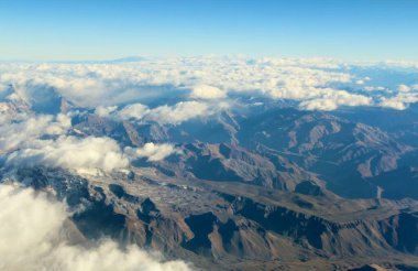 Bulutlardaki dağların güzel hava manzarası 