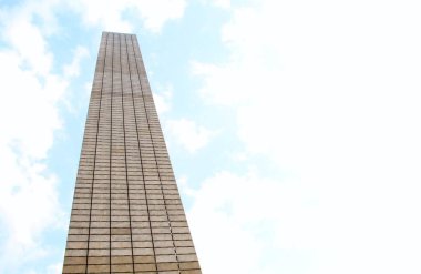 Mavi gökyüzü arka planındaki cep telefonu şebekesi için baz istasyonu ve radyo anteniName