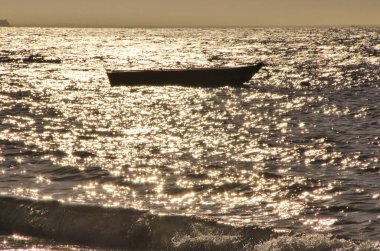 Deniz manzaralı bir tekne.