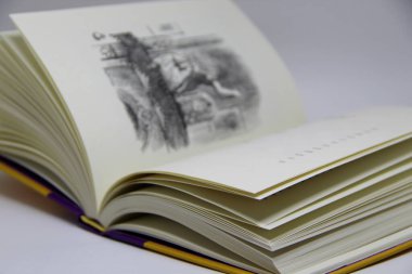 Beyaz arkaplan üzerine açık bir kitabın yakın görünümü 