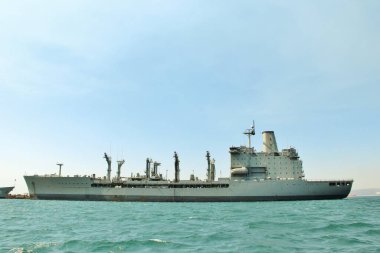 Denizdeki askeri donanma gemisi.