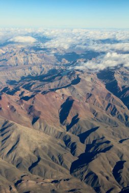 Bulutlardaki dağların güzel hava manzarası 