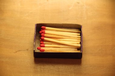 Tahta masa arkasında kibrit çöpleri