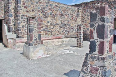 Meksika 'da antik bir şehir olan Teotihuacan, piramitlerin ve harabelerin manzarası