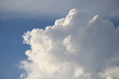 Mavi gökyüzünde beyaz bulutlar