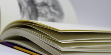 Açılmış kitabın masadaki yakın görüntüsü