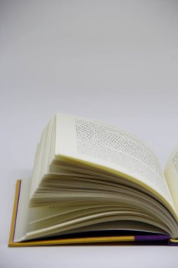 Açılmış kitabın masadaki yakın görüntüsü