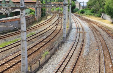 Tren istasyonundaki raylar.