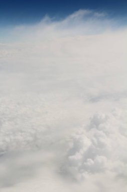 Mavi gökyüzünde beyaz bulutlar