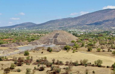 Meksika 'da antik bir şehir olan Teotihuacan, piramitlerin ve harabelerin manzarası