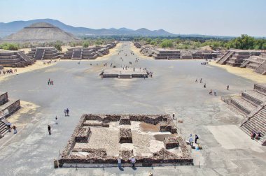 Meksika 'da antik bir şehir olan Teotihuacan, piramitlerin ve harabelerin manzarası
