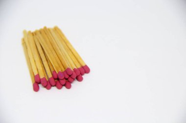 Beyaz arkaplanda kibrit çöpleri