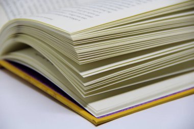 Açılmış kitabın masadaki yakın görüntüsü