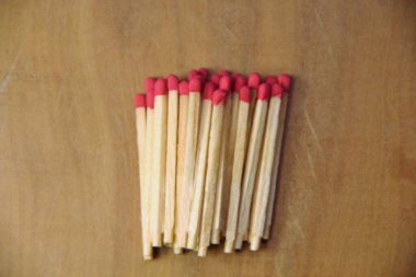 Tahta masa arkasında kibrit çöpleri