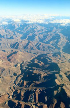 Bulutlardaki dağların güzel hava manzarası 