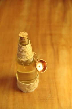 Ahşap zemin üzerinde sıvı bulunan mantarlı şişe görüntüsü