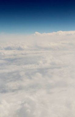 Mavi gökyüzünde beyaz bulutlar