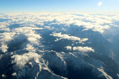 Bulutlardaki dağların güzel hava manzarası 