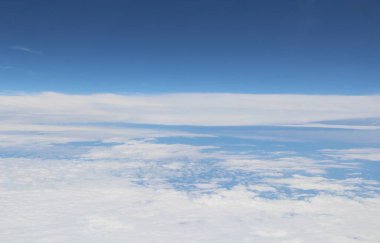 Mavi gökyüzünde beyaz bulutlar