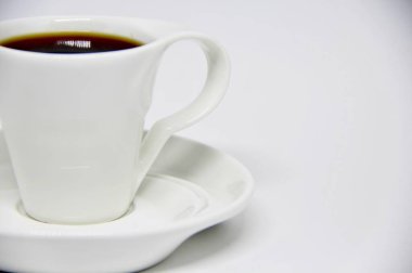 Beyaz arka planda bir fincan fincan dolusu kahve manzarası 