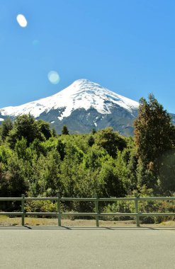 Karlı volkanın manzarası - Şili