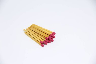 Beyaz arkaplanda kibrit çöpleri