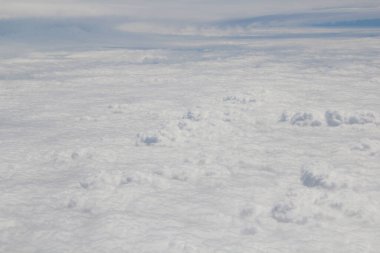 Mavi gökyüzünde beyaz bulutlar