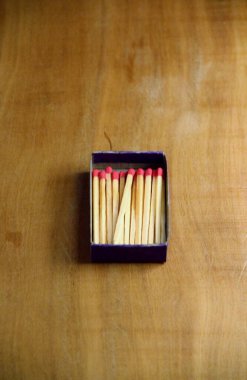 Tahta masa arkasında kibrit çöpleri